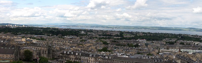 edinburgh_firth of forth.jpg - Uitzicht over Edinburgh en de Firth of Forth vanaf Calton Hill.